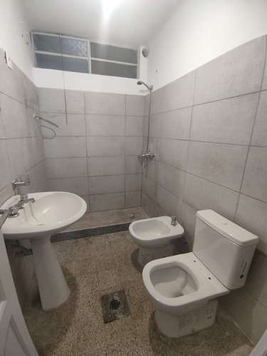 Muy Lindo Apartamento En La Ciudad Vieja Por Calle Ituzaingó, Muy Iluminado De Un Dormitorio