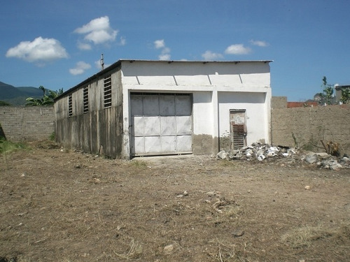 Imagen 2 de 12 de Galpón Adecuado Para Deposito O Taller Mecánico U Otros.