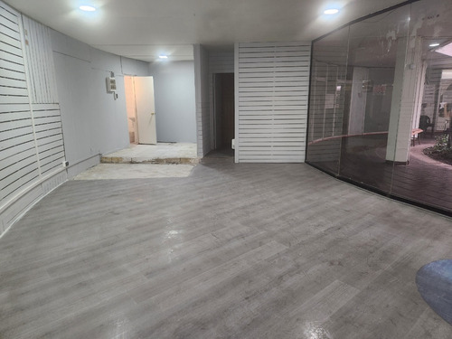 Local Comercial // Los Cobres Vitacura