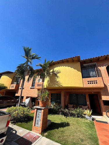 En Venta Town House Mañongo Res. Las Trinitarias (lp)