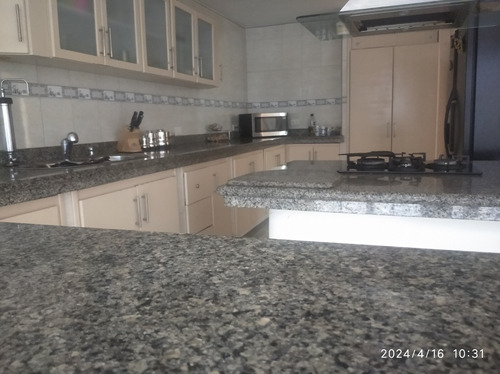 En Venta Bella Casa Esmeralda San Diego, Av Principal - Kellyseveriche