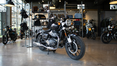 Royal Enfield Super Meteor 650 Astral Black 1° Servicegratis