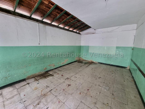 Raiza Suarez Vende De Oportunidad Terreno De 832 Mts2 En Av Moran De Barquisimeto 2 4 2 7 9 6 0 En El Mismo Se Encuentran Ubicadas Con 2 Casas Para Remodelar. Cuenta Con Todos Los Servicios Básicos