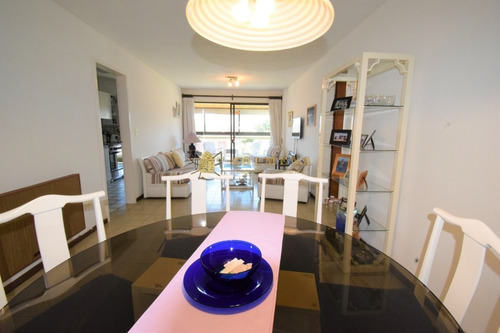 Apartamento En Brava, 2 Dormitorios Complejo Parquemar Center- Ref: 3803