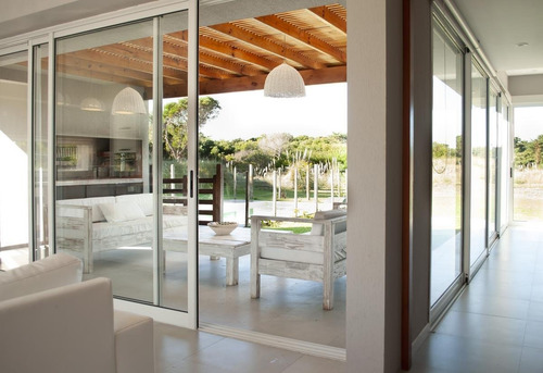 Imagen 4 de 17 de Casa En Costa Esmeralda Con Pileta