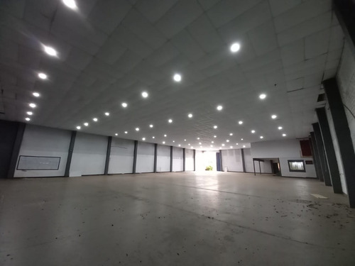 Alquilo Amplio Depósito Con Local Comercial En Pleno Centro De Encarnación
