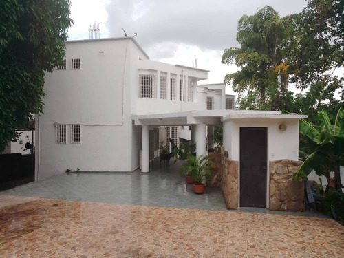 Imagen 15 de 21 de Rivero Bienes Raíces Vende Amplia Propiedad En La Urb El Piñal / 04124959888