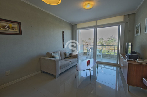 Apartamento En Playa Mansa- Ref: 3763