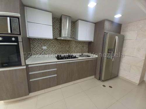 24-20782 En Alquiler Apartamento En La Trigalena Alta, Amoblado Tipo Estudio Moderno E Iluminado Ideal Para Ejecutivos, Y/o Parejas, Edificio Data Nueva, Con Pisos De Porcelanato