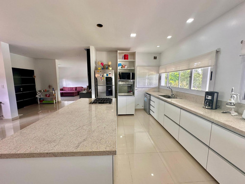 Casa En Venta 5 Ambientes Con Cochera, Pileta, Galeria