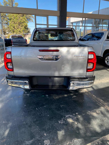 Imagen 5 de 12 de Toyota Hilux 2022 2.8 Cd Srv 177cv 4x2