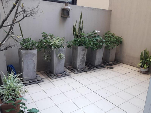Depto. De 5 Ambientes Al Frente Con Dependencia, Patio, Dos Cocheras Y Baulera