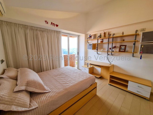 Hermoso Town House De 3 Niveles, En Venta. En Loma Linda. 24-2309