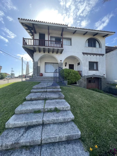 Casa En Venta - Peninsula, A 1 Cuadra De La Rambla, 5 Dormitorios 4 Baños 