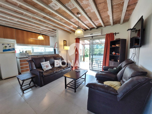 Casa En Punta Colorada - Piriápolis. 600 Metros De La Playa. 6 Personas, 3 Dormitorios, 2 Baños.
