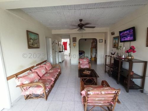 Casa En Venta De 3 Niveles La Cooperativa Maracay 25-15196 Apd