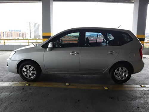 Kia Carens RONDO LX 2.0 MT 4X2 7PSJ