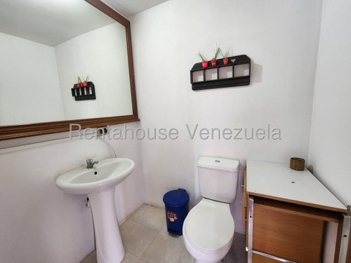 Daniela Linarez Vende Casas Exclusiva En Extraordinaria Zona Al Este De Barquisimeto Posee 4 Niveles En Impecables Condiciones Con Todas Las Comodidades Que Buscas, Visitala!