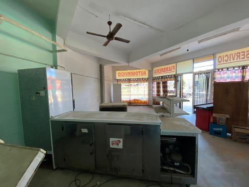 Se Alquila Local Comercial En Excelente Esquina, Zona Sur De Villa Gesell
