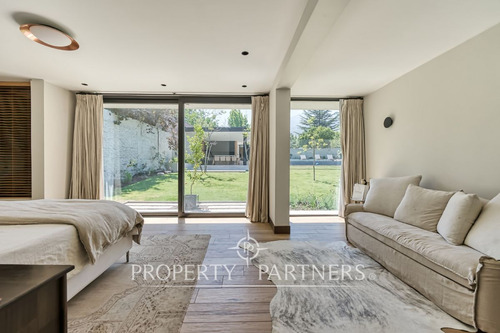 Espectacular Casa Con Precioso Quincho En Excelent...
