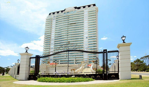 Imagen 14 de 29 de Departamento En Venta. Frente Al Mar. Mansa. Planta Especial. Esquinero. - Punta Del Este Mansa