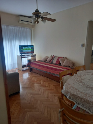 Dto 2 Ambientes Balcon Zona Hospital Italiano Sanatorio Guemes 400 Mts Subte Av Corrientes 200 Mts Subte Av Rivadavia Colectivos Directos A Varias Embajadas