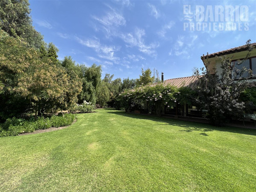 Casa En Venta De 6 Dorm. En Colina