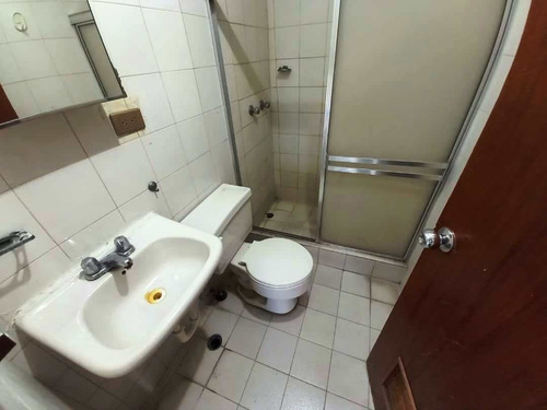 Imagen 9 de 15 de Venta Apartamento La Candelaria, 3habitaciones,2baños,1puesto. Desocupado
