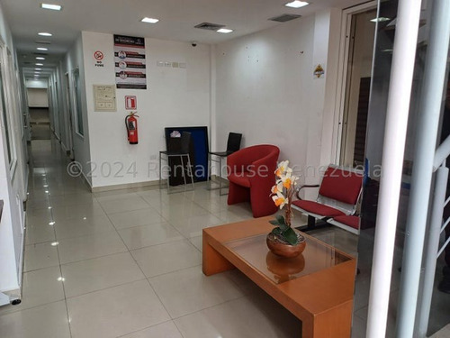 Magnifico Edificio En Alquiler De 3 Pisos De 11 Oficinas Acondicionadas En Campo Claro 24-26654