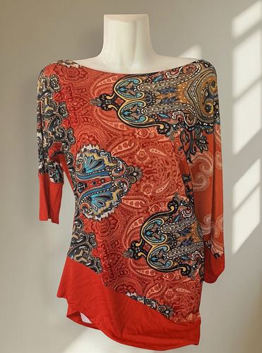 Polera Naranja Con Hombro Caído Y Diseño Único