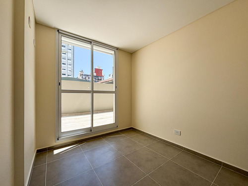 Departamento De 2 Dormitorios A Estrenar Con Cochera, Patio Y Amenities