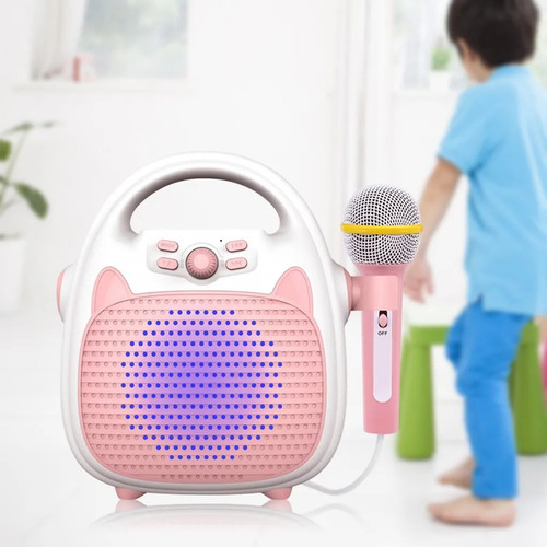 Máquina de karaoke para niños cantando con color rosa