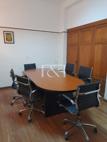 Oficina En El Corazón De La Ciudad Vieja De 150 Mt2 Sobre 25 De Mayo