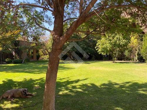 Casa En Venta De 3 Dorm + 2 Estar . En Chicureo Colina