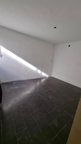 Casa De Pasillo En Venta De 1 Dormitorio Con Patio En Barrio Parque Casado
