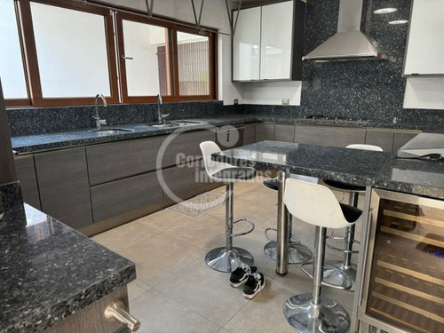 Casa En Venta De 7 Dorm. En Las Condes