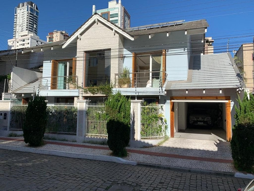 Imagem 2 de 15 de Casa No Centro De Balneário Camboriú Próximo A Praia Central - 19173