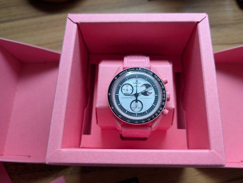 Relógio Omega Swatch Mission To The Pink Moon, pulseira rosa, moldura rosa, fundo rosa