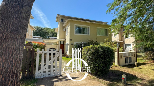Casa En Venta De 3 Dormitorios C/ Cochera!! Dentro De Complejo Con Pileta!