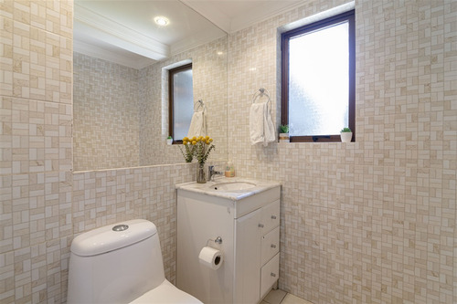 Casa En Venta De 5 Dorm En Suit. En Lo Barnechea!!