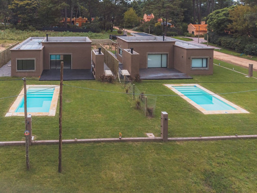Imagen 1 de 25 de Venta Casa Con 3 Dormitorios Y Piscina En Parque Burnett Punta Del Este