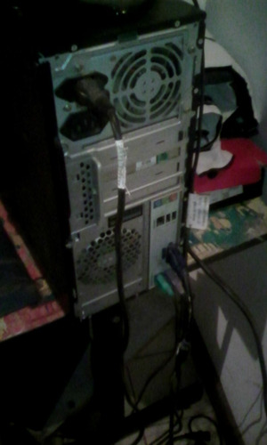 Imagen 2 de 3 de Una Pc Pentium 4 Hp Con Lector Óptico 300 Mb