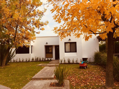 Casa Chalet  En Venta En La Comarca, General Pacheco, Tigre