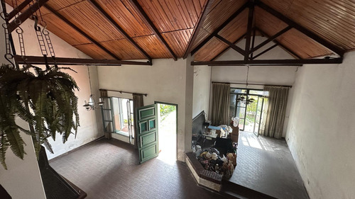 Fisherton: Muniagurria Y Córdoba, Amplisimo Jardín