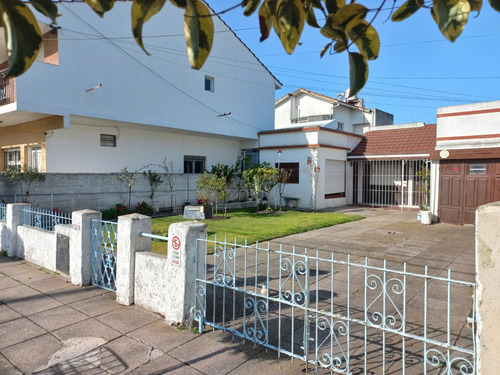 Casa 3 Ambientes Con Garaje Y Parque, A Reciclar Parcialmente, En Barrio Santa Monica