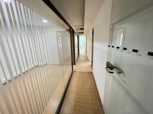 Se Vende Gran Oficina Con 7 Privados Y Salón En El Centro