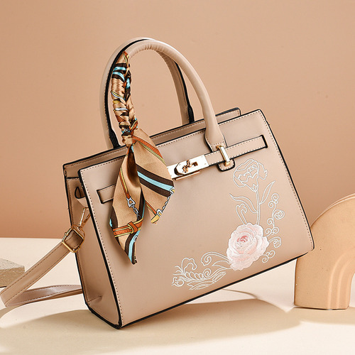 Elegante Dama Regala A Mamá Un Bolso Versátil Y Con Estilo