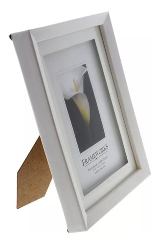 Moldura vertical com flores para decorar design de interiores branco
