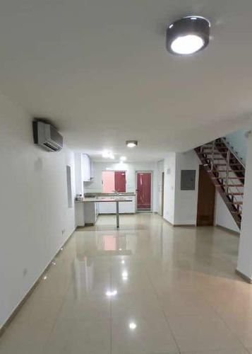 Townhouse En Alquiler El Castaño