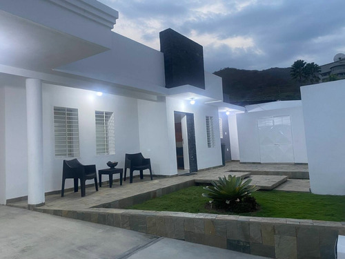 Annic Coronado Remax Vende Casa Urb. Valles De Camoruco Remodelada 150.000$ Negociable Ref. 230694
